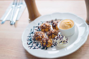 Ekmek pasta ve buz kahve