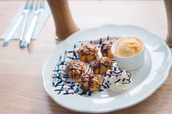 Ekmek pasta ve buz kahve