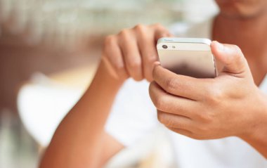 Akıllı telefon kullanan adam.