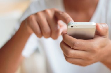 Akıllı telefon kullanan adam.