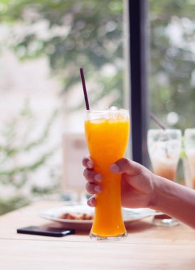 Kafede portakal suyu.