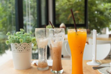 Kafede portakal suyu.