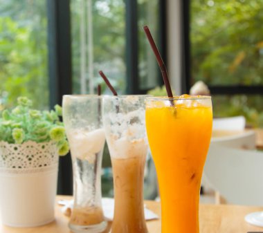 Kafede portakal suyu.