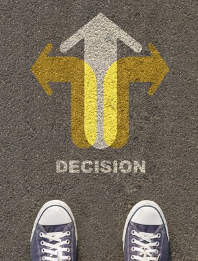 Çift oklu bir yolda duran Ayakkabı