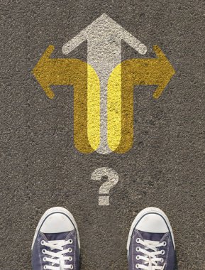 Çift oklu bir yolda duran Ayakkabı