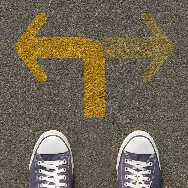 İki şekilde sarı ok ile bir yolda duran Ayakkabı