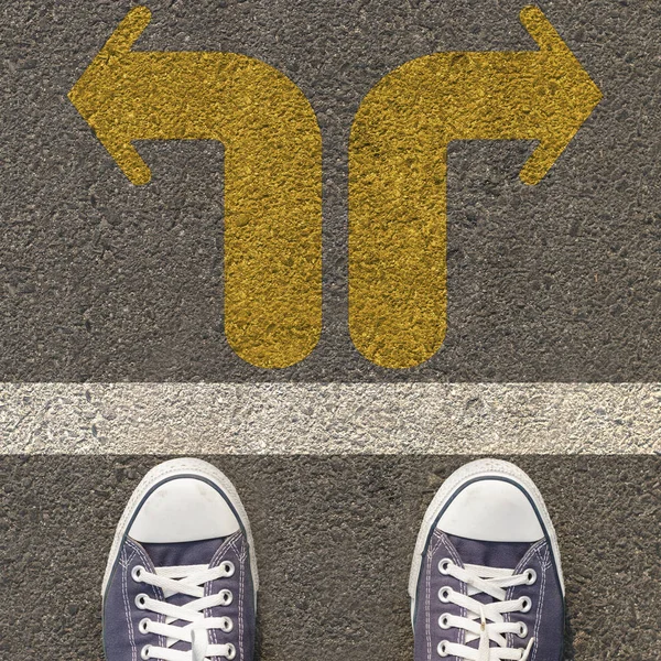 İki şekilde sarı ok ile bir yolda duran Ayakkabı