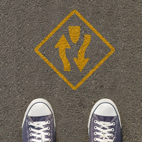 Ζευγάρι Παπούτσια Που Στέκεται Ένα Δρόμο Την Πινακίδα — Φωτογραφία Αρχείου