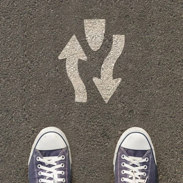 Coppia Scarpe Piedi Una Strada Con Cartello Stradale — Foto Stock