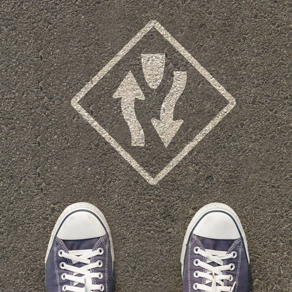 Пара Взуття Стоїть Дорозі Дорожнім Знаком — стокове фото