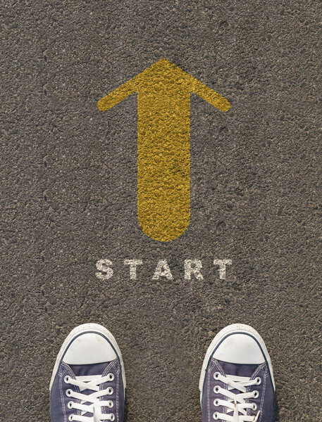 Пара туфель, стоящих на дороге со стрелками
