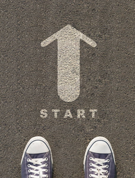 Пара туфель, стоящих на дороге со стрелками
