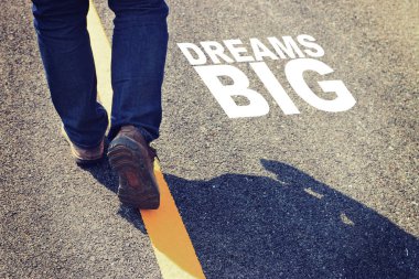 İlham ile yolda yürüyen adam 