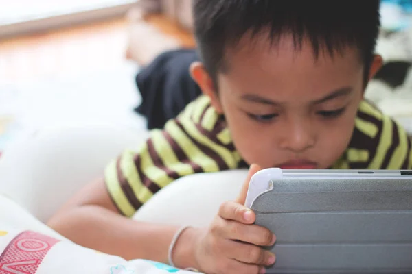 Poco Asiático Niños Usando Digital Tablet Cama — Foto de Stock