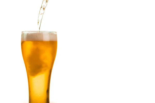 Пиво Вливається Склянку — стокове фото