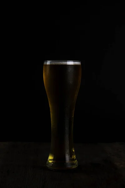 杯啤酒上黑的背景 — 图库照片