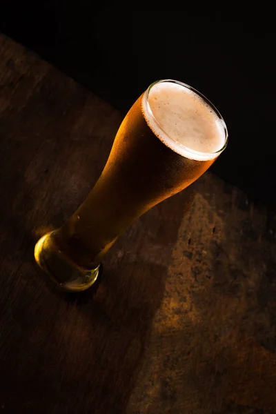 Glas Bier Donkere Achtergrond — Stockfoto