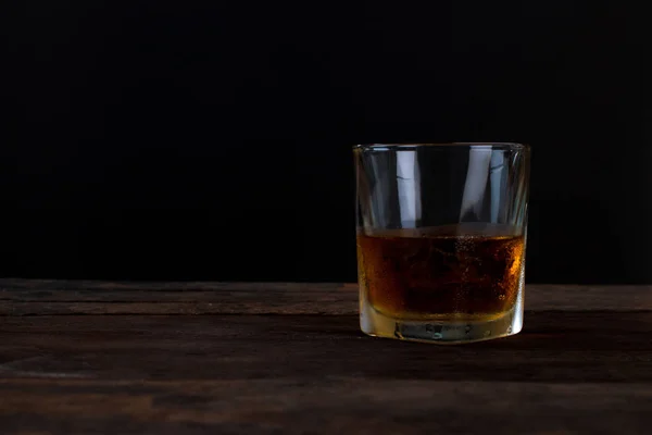 Glas Scotch Whisky Mit Eis Auf Holztisch Und Schwarzem Hintergrund — Stockfoto