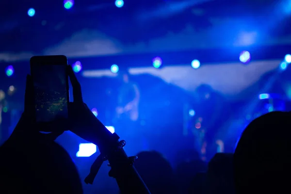 Mano Con Smartphone Graba Festival Música Vivo Tomando Foto Del —  Fotos de Stock