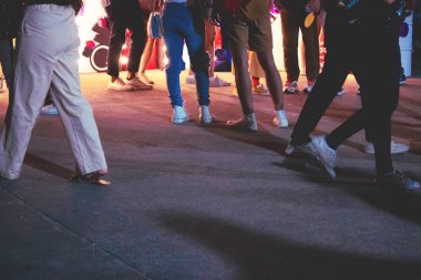 İnsan insan ayakları hangi Müzik Festivali için bekliyor.