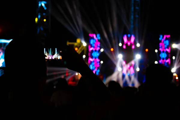 Mano Con Smartphone Graba Festival Música Vivo Tomando Foto Del — Foto de Stock