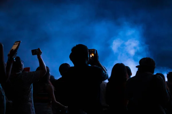 Hand Mit Smartphone Nimmt Live Musik Festival Auf Fotografieren Von — Stockfoto