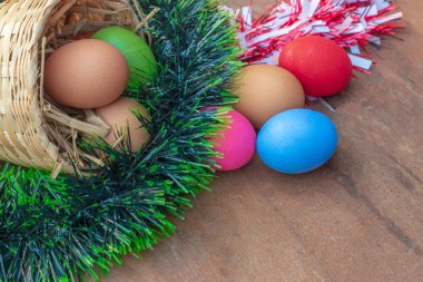 Renkli paskalya yumurtalarını kapat