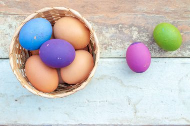 Renkli paskalya yumurtalarını kapat