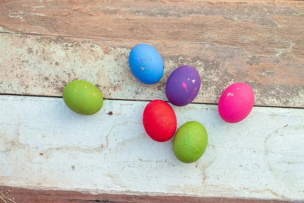 Закрыть разноцветные пасхальные яйца — стоковое фото