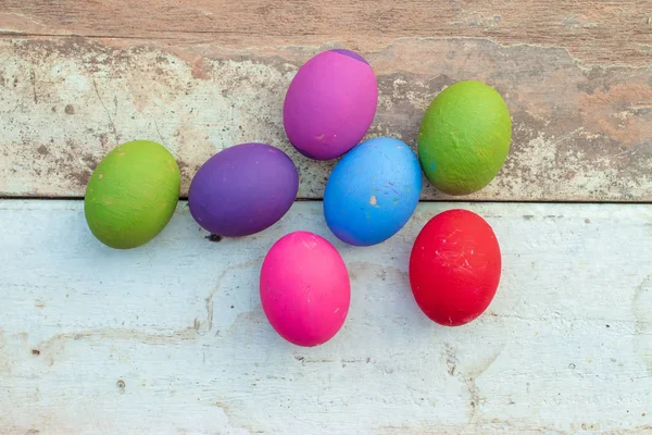 Закрыть разноцветные пасхальные яйца — стоковое фото