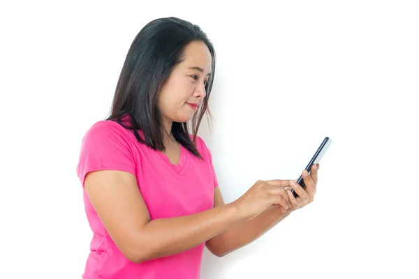 Mulher asiática em t-shirt com smartphone sobre fundo branco . — Fotografia de Stock
