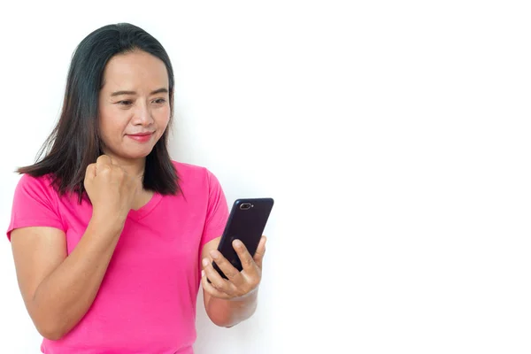 Mulher asiática em t-shirt com smartphone sobre fundo branco . — Fotografia de Stock