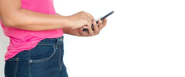 Mulher asiática em t-shirt com smartphone sobre fundo branco . — Fotografia de Stock