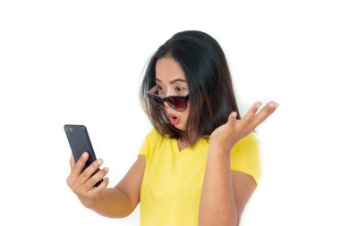 Beyaz arka plan üzerinde akıllı telefon ile t-shirt Asyalı kadın.