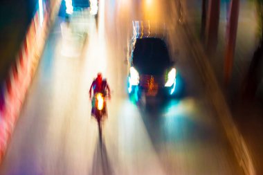 Canlı neon renklerle uzun pozlama gece trafik parkurları