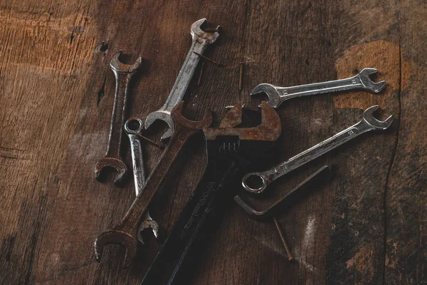 Werkzeugsanierung auf Grunge-Holz, Antiquitäten, Bau, Ausrüstung, Industrie — Stockfoto