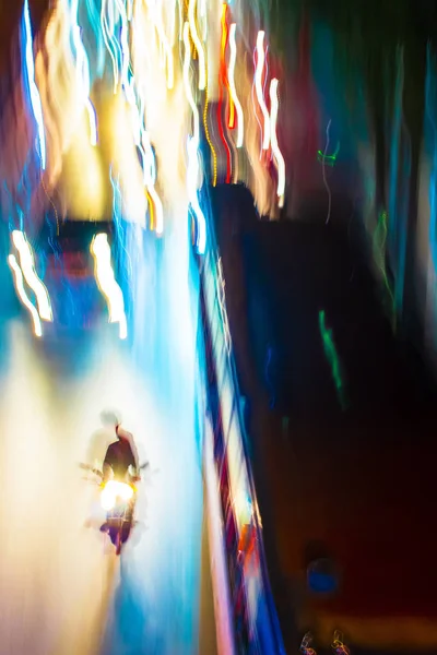 Longa exposição trilhas de tráfego noturno com cores de néon vibrantes — Fotografia de Stock