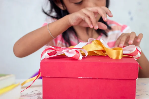 Ázsiai kislány csomagolás díszdobozban, ünnep ünnep karácsonyi anyák napi koncepció. — Stock Fotó