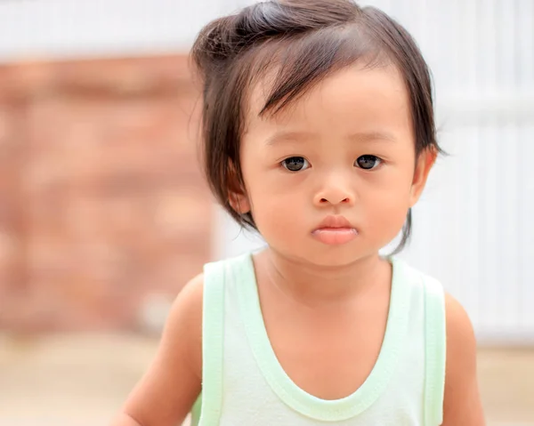 Gadis Asia kecil, manis, Gadis-gadis mengenakan kemeja hijau lucu — Stok Foto