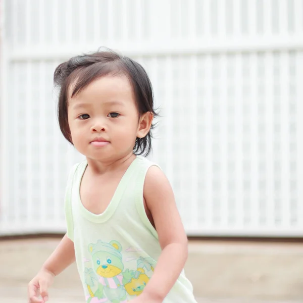 Gadis Asia kecil, manis, Gadis-gadis mengenakan kemeja hijau lucu — Stok Foto