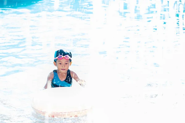 Gyerekek a medencében szórakozás, Aqua, ázsiai, uszoda, nyaralás — Stock Fotó