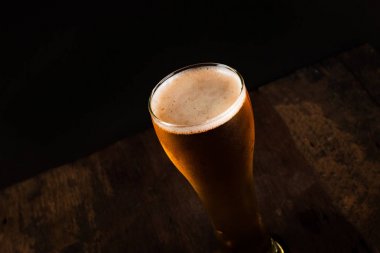 Koyu arka planda bira, alkol, bar, bira, içecek