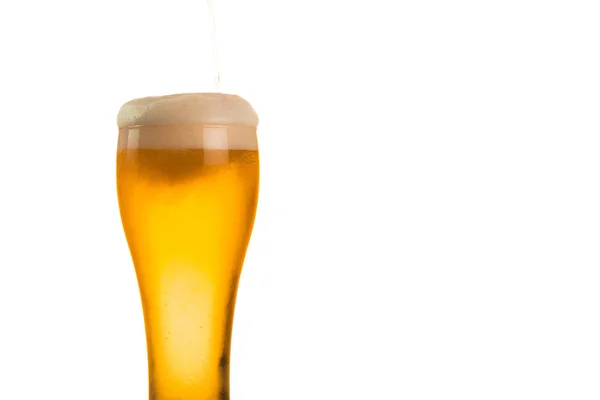 Bier giet in glas — Stockfoto