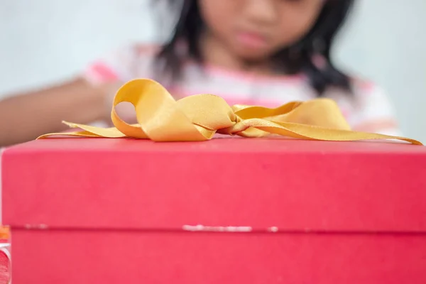 Ázsiai kislány csomagolás díszdobozban, ünnep ünnep karácsonyi anyák napi koncepció. — Stock Fotó