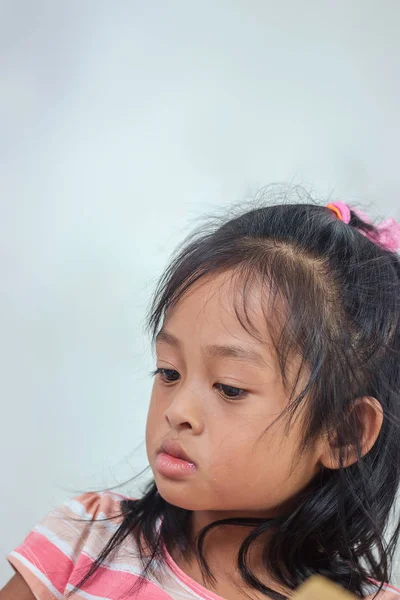 Gadis kecil Asia membungkus kotak hadiah, merayakan hari natal konsep ibu — Stok Foto