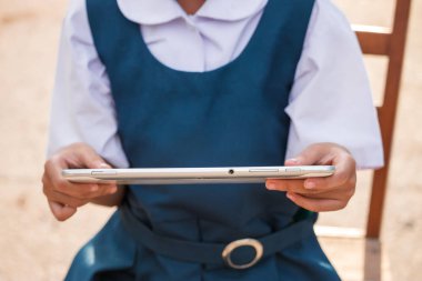 tablet pc, açık havada yaz park holding mutlu küçük kız