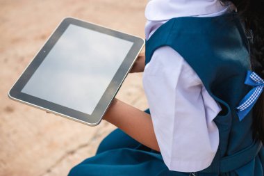 tablet pc, açık havada yaz park holding mutlu küçük kız