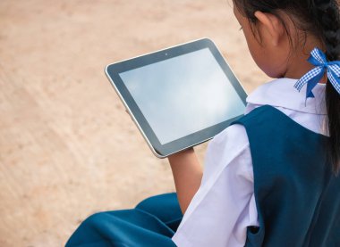 tablet pc, açık havada yaz park holding mutlu küçük kız