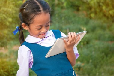 tablet pc, açık havada yaz park holding mutlu küçük kız