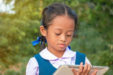 tablet pc, açık havada yaz park holding mutlu küçük kız